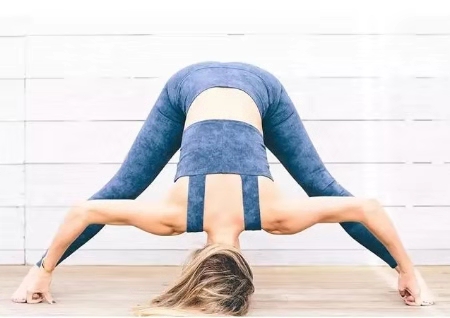 腘绳肌与臀部衔接处怎么练,站立式腘绳肌拉伸动作要领