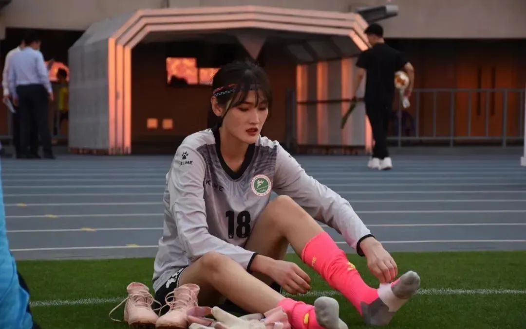 瑗夸綋濂宠冻缇庡コ,瓒崇悆濂冲浼婄妬