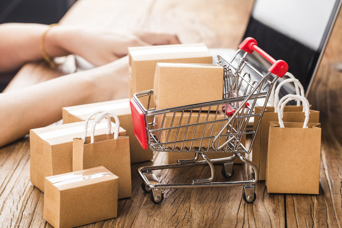 电商店铺三年前卖的货，客户现在要求*票开**，开不开？怎么开？