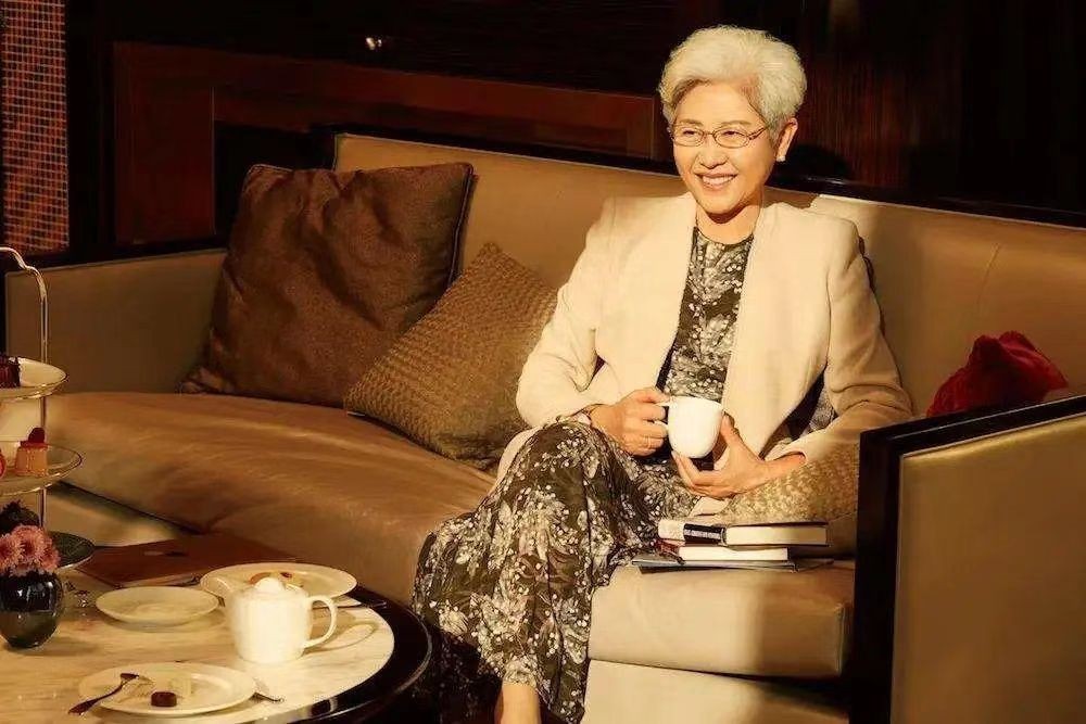 颜值与智慧并存的优秀外交官照,韩国最美的白发女外交官