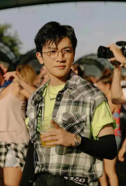 牛油果绿男生穿好看吗,牛油果绿适合黄黑皮肤穿吗男