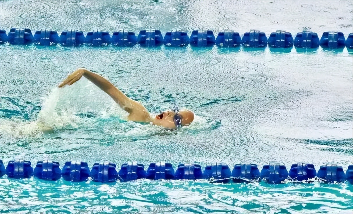 游泳导致脱发怎么办,头发稀疏游泳怎么扎