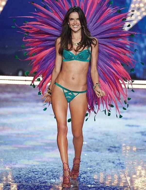 回看维密秀幺蛾子乱飞，蜘蛛精、奇怪中国风，超模也救不了的时尚