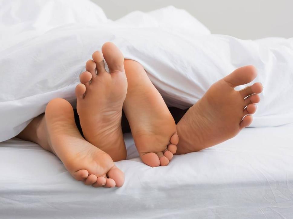 女子身上长虫医生拿镊子治疗,女子体内有蜱虫被医生拿镊子拔出