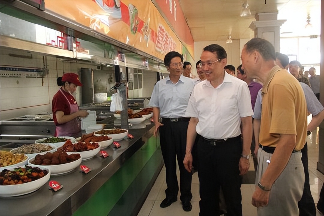 学校食堂出现一些奇葩菜,大学食堂十大怪菜