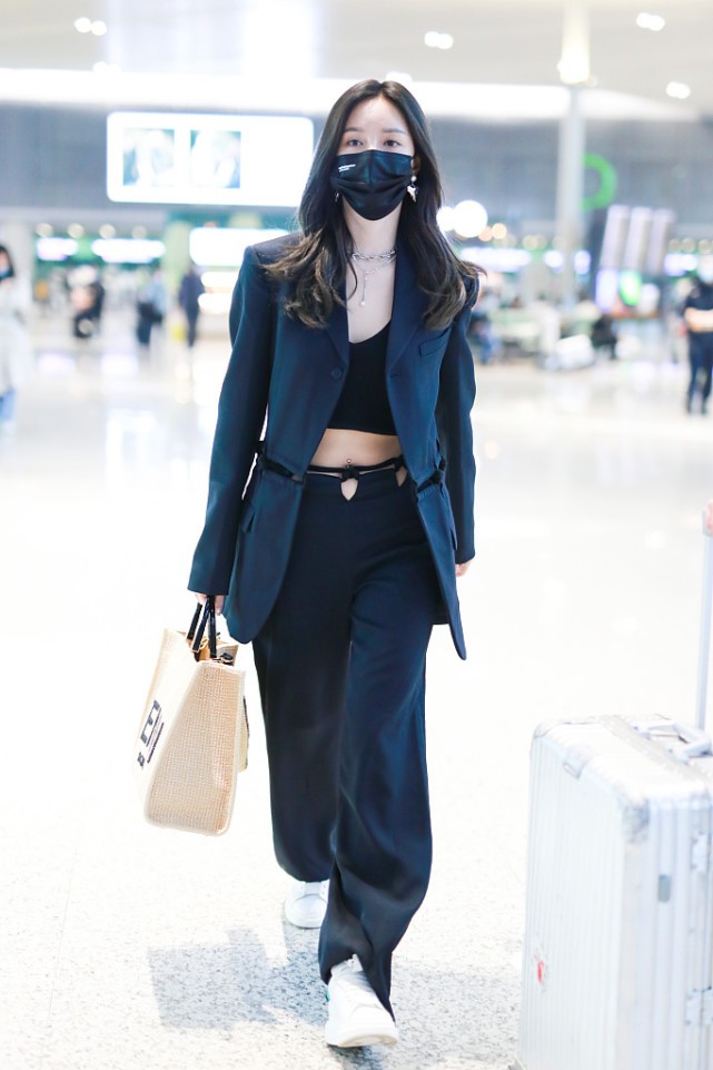 藏蓝色开衫沈梦辰,沈梦辰彩色针织外套开叉现身机场