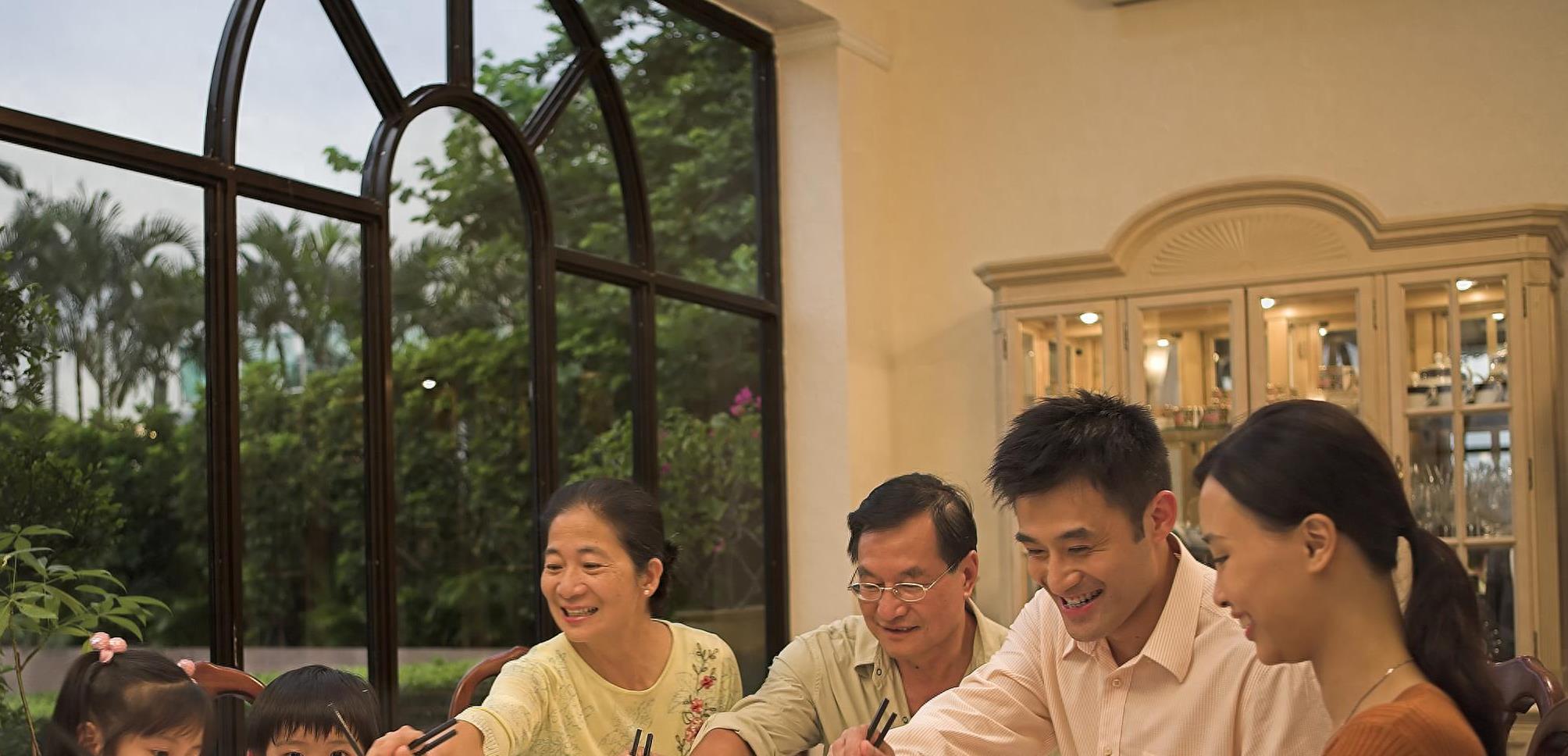 我是52岁的老光棍，娶了一个38岁的处女，新婚当晚差点儿被吓尿了