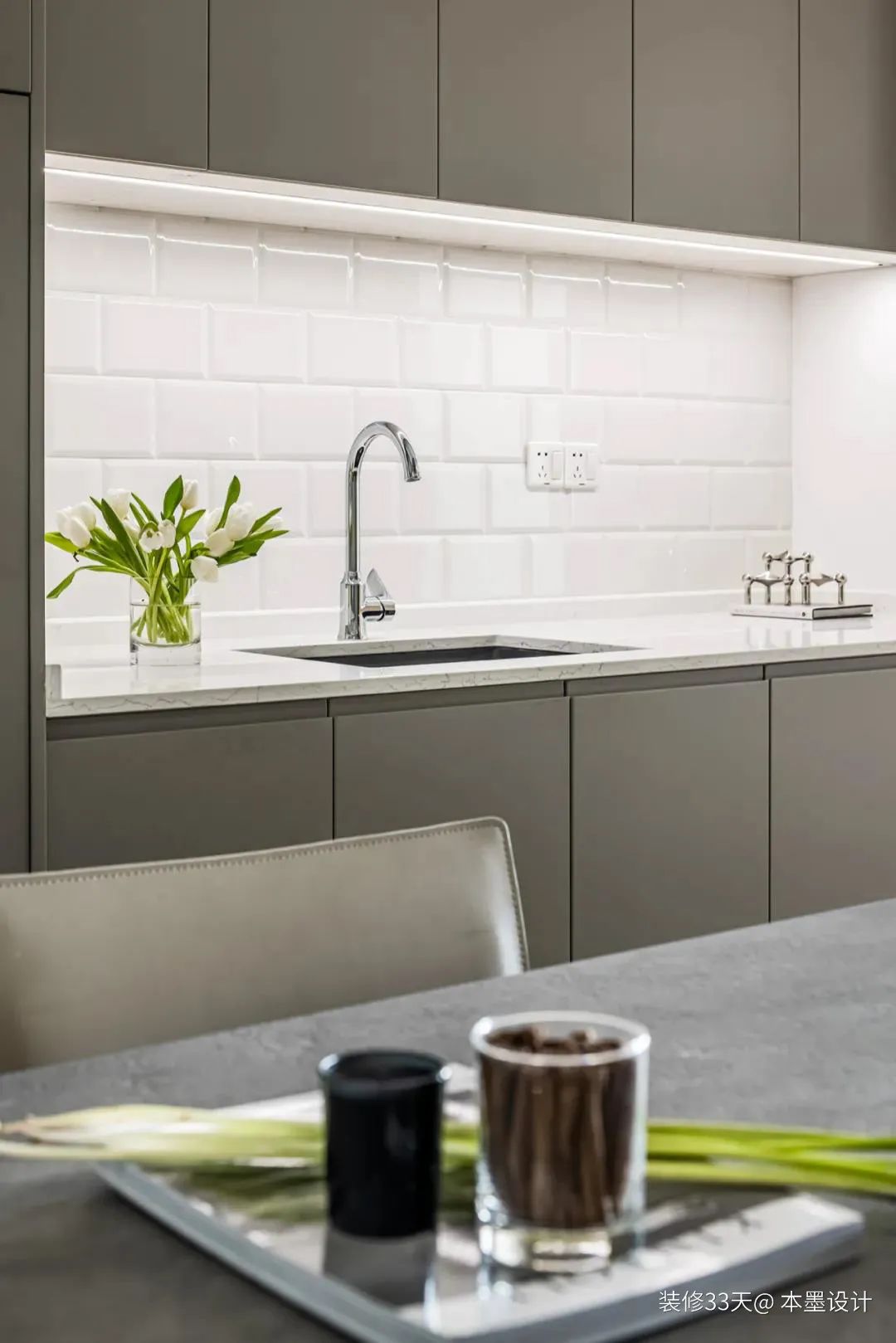 客厅超大储物柜改成衣帽间,客厅小房间改衣帽间