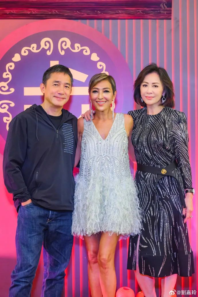 刘嘉玲与梁朝伟恩爱合照穿小香风,刘嘉玲梁朝伟红毯动图