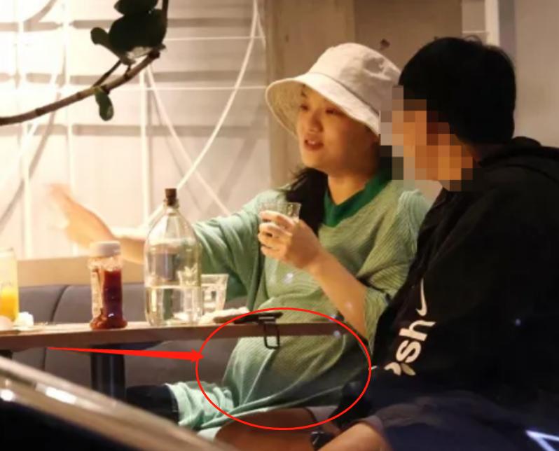 37岁歌后徐佳莹挺孕肚出街，侧坐护肚脸浮肿，提前透露二胎宝性别