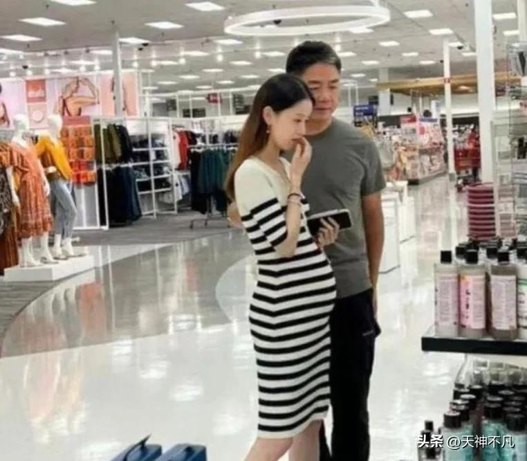 章泽天刘强东和朋友夫妻合影,刘强东章泽天英国皇室视频