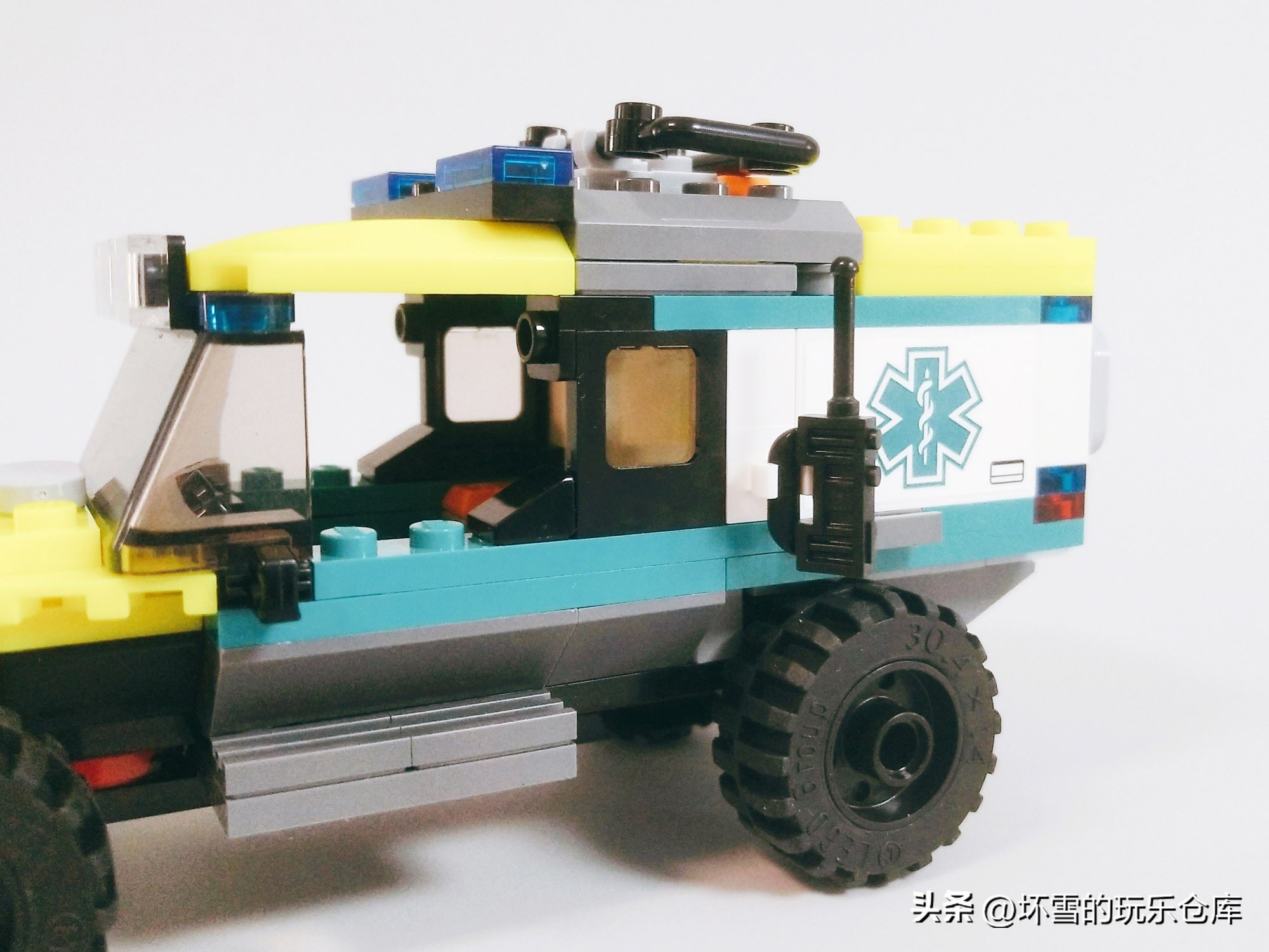 乐高赠品零件分哪盒,乐高赠品救护车