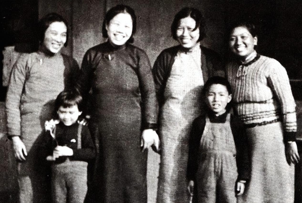 秘书回忆:因*颖超邓**属兔,84年八十大寿时,宋美龄送来一只水晶兔