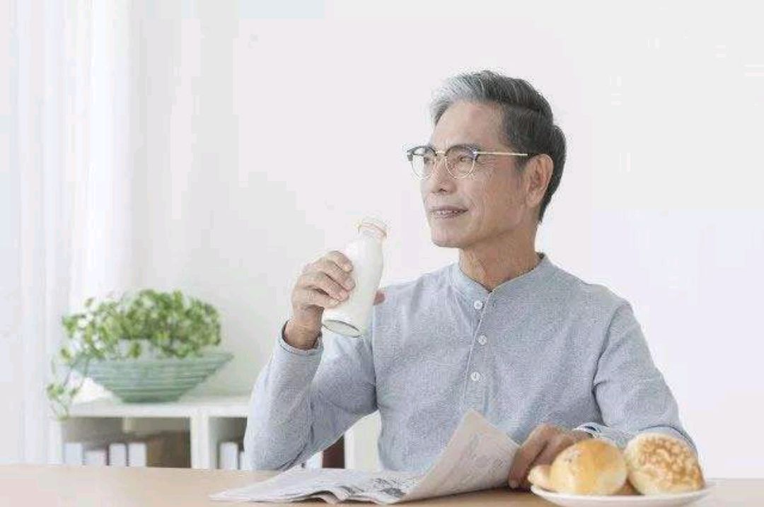 中老年人喝牛奶什么时间喝最好呢,中老年人喝牛奶早上好还是晚上好