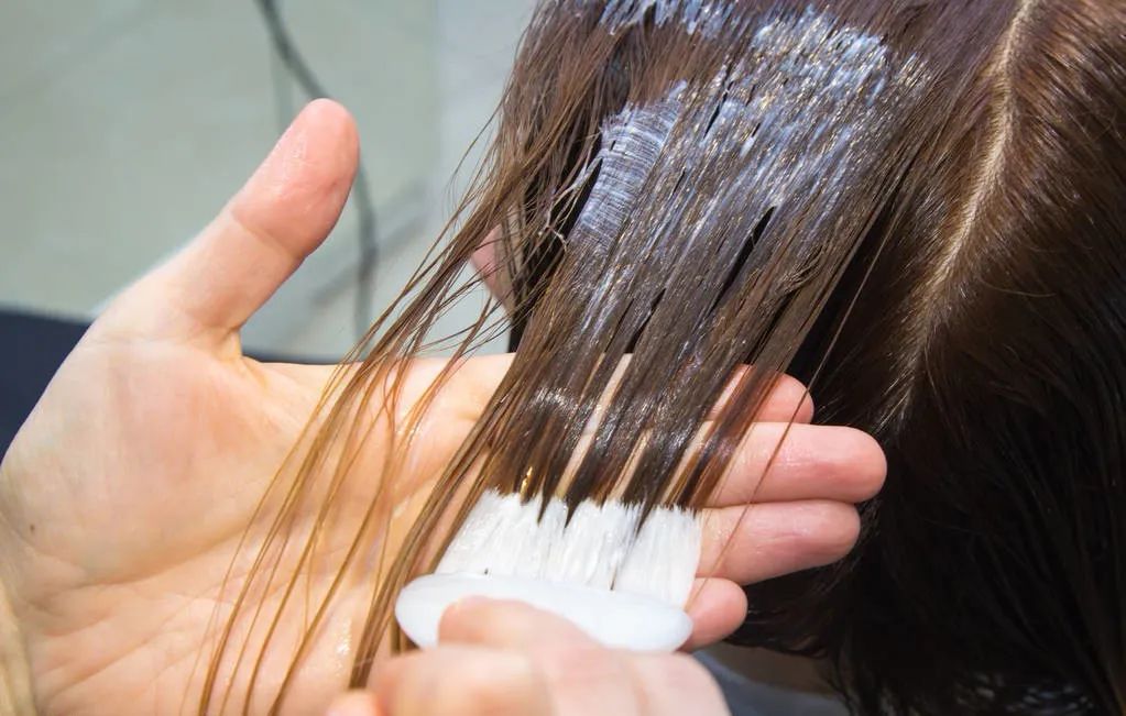 寸头染发染到头皮怎么办,染发染什么颜色最不伤头皮