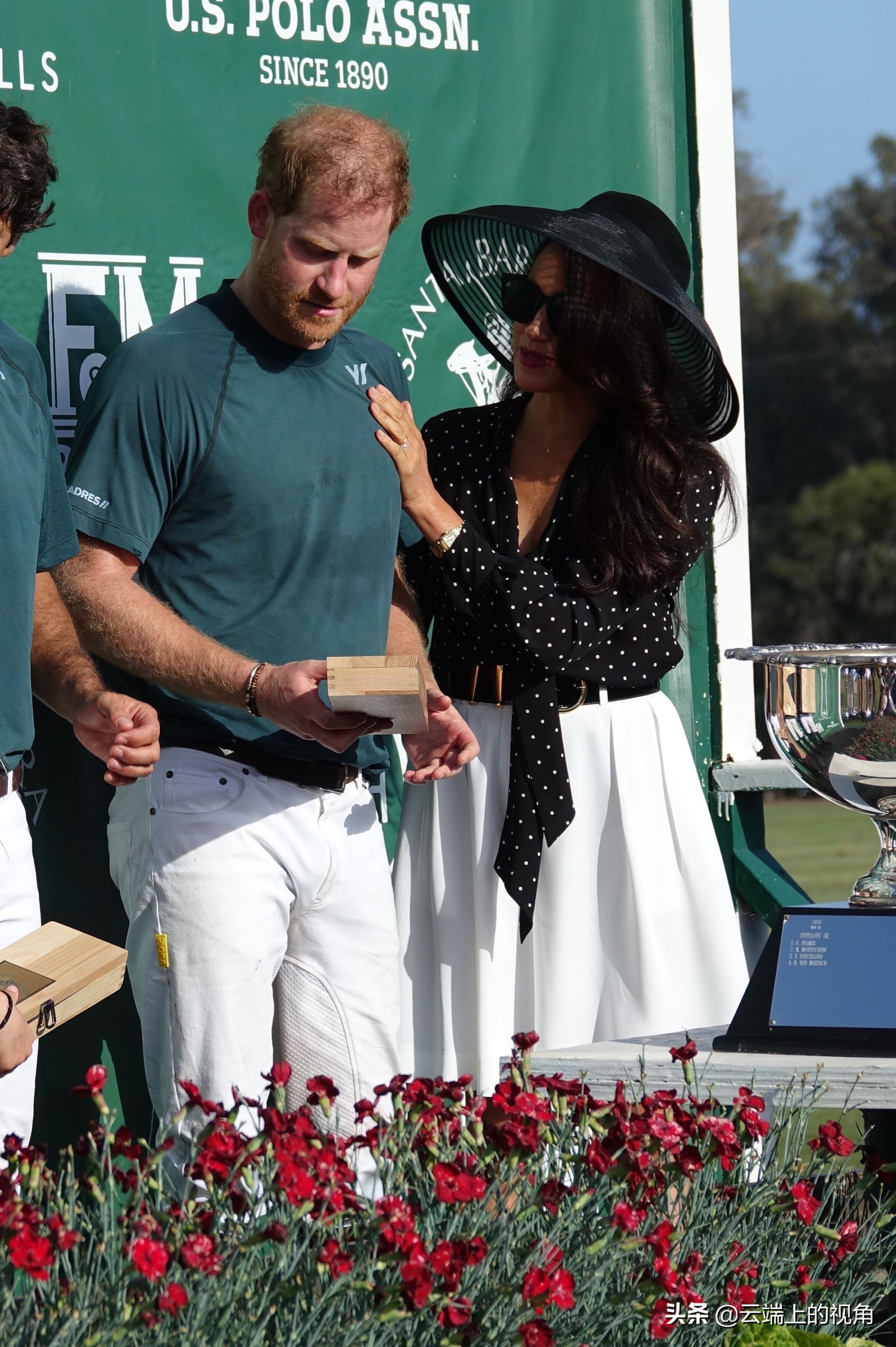 不分场合秀恩爱招人厌，网友劝哈里王子：醒醒吧，这根本不是爱情