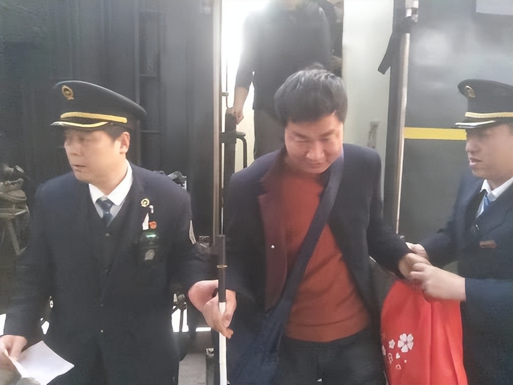 “寡人回来了，还不速来接旨！”男子自称朱元璋转世，大闹列车