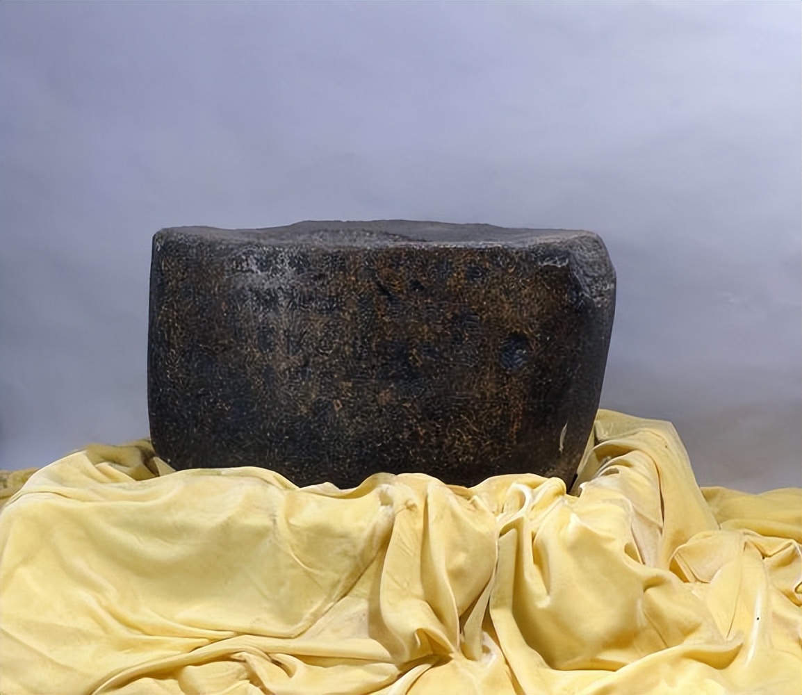 蒋介石败退台湾时,因飞机超载无奈丢下十面石鼓,如今成镇国之宝