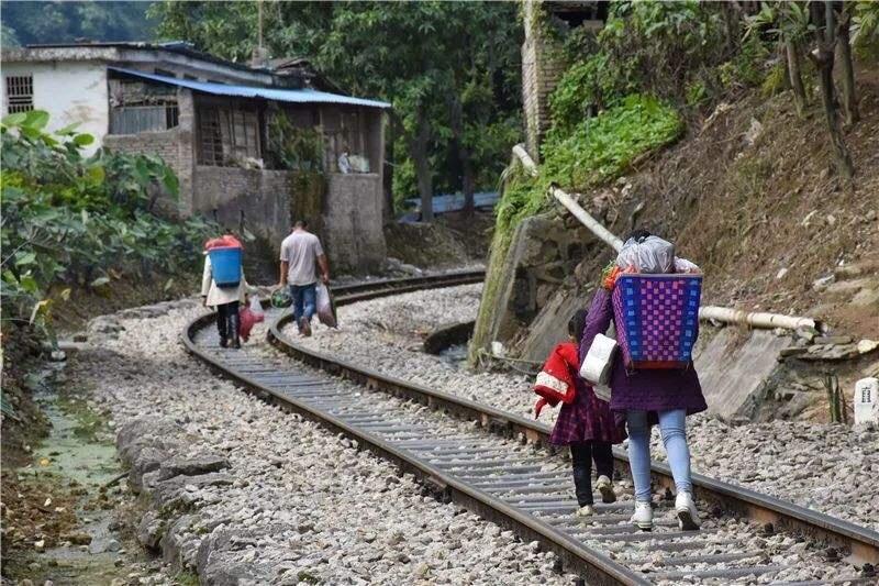 云南红河州，清朝遗留下来的火车集市：很多人误以为是印度