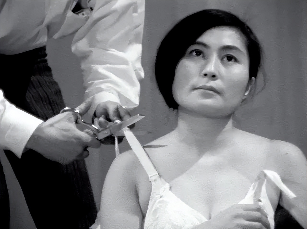 日本艺术家给路人剪刀剪衣服,女艺术家剪碎衣服