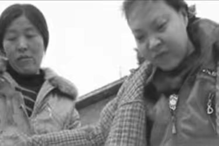 女孩被哥哥打两巴掌装瘫痪20年,女子被嫂子打两巴掌装病卧床20年