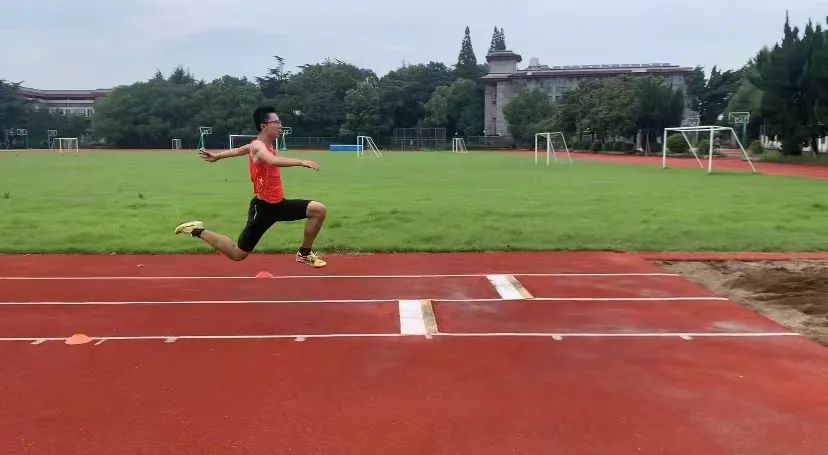 最远一跳7.64米！浙江高三男生“跳进北京大学”