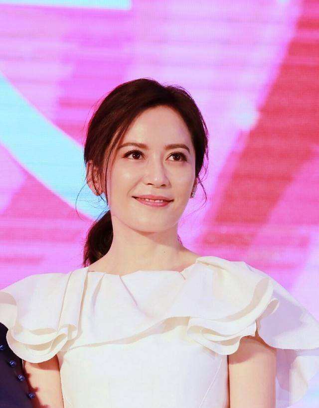 年轻时漂亮40岁却显老的女明星,40岁方脸女星