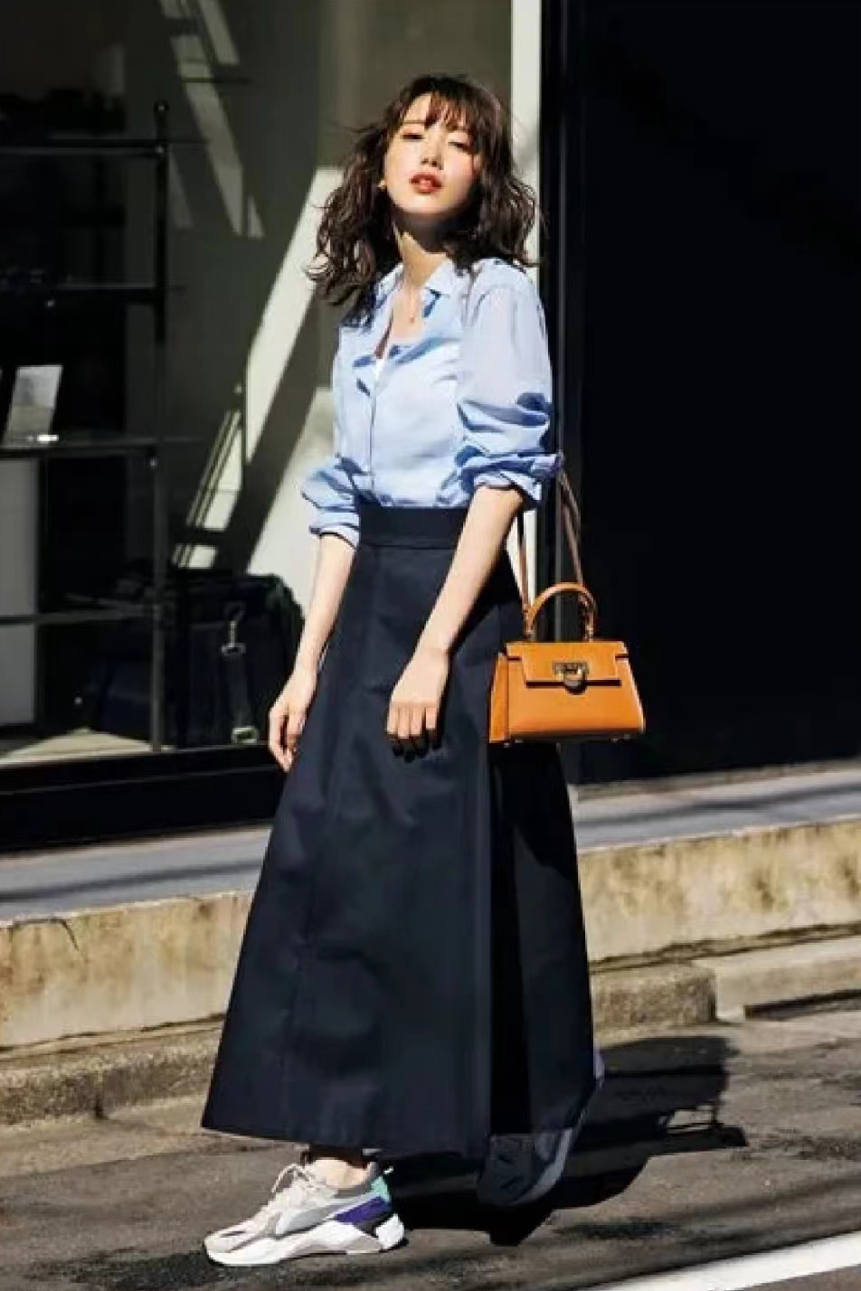 蓝色衬衫怎样搭配出时尚的感觉,藏蓝色衬衫穿搭什么风格