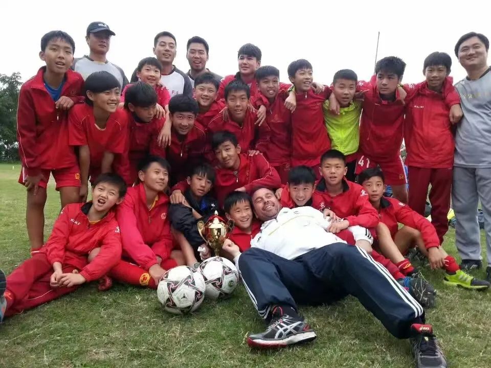 足球少年逐梦百年,足球少年征战绿茵