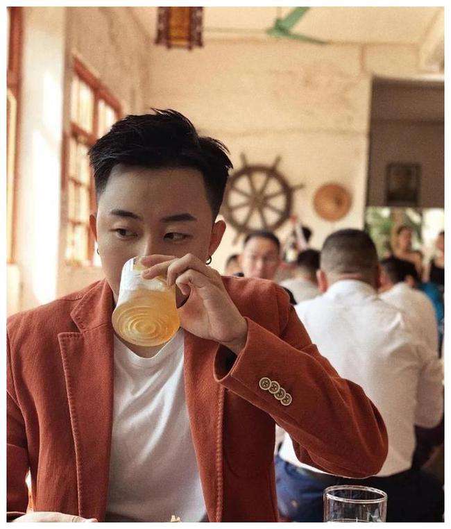 抖音90后网红富婆、日常养豹、出行包专机、到底是一种什么体验？