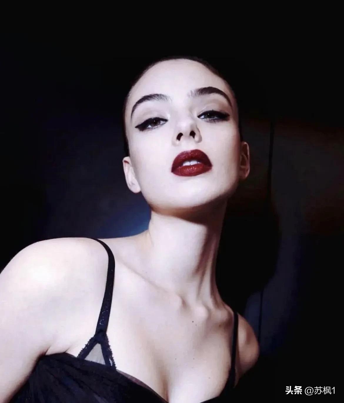 在我没有告诉你她爸妈是谁之前，你觉的她这张街拍美不美？