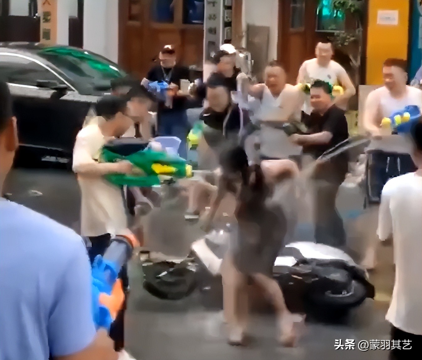 泼水节女子被撕扯雨衣怎么处理,泼水节被撕扯雨衣当事女生发声