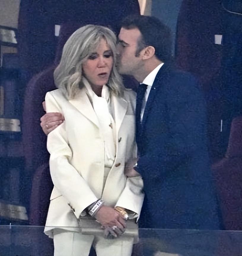 马克龙与布丽吉特互动温馨,马克龙和布丽吉特的亲密合照