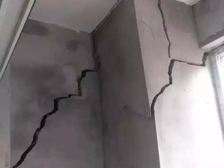 承重墙拆了后导致整栋楼坍塌辟谣,拆除承重墙导致30层楼房开裂后续