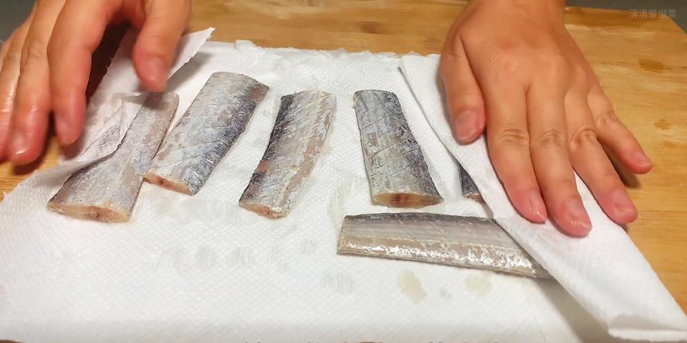 煎鱼不粘锅带鱼不破皮的正确做法,煎带鱼下锅外酥不粘锅带鱼破皮