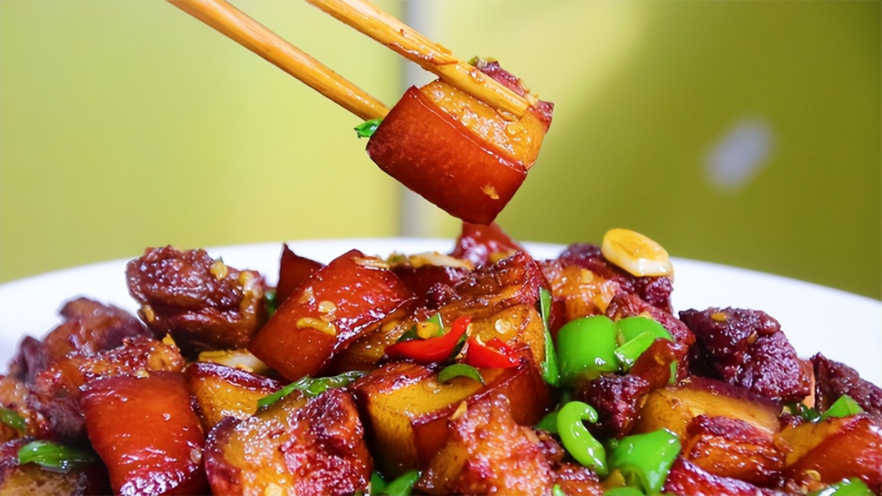 饭店里的红烧肉为什么这么软烂,饭店的红烧肉油亮发甜怎么做的