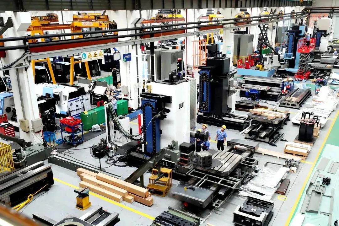 大飞机从天上飞过来,大飞机降落高速公路