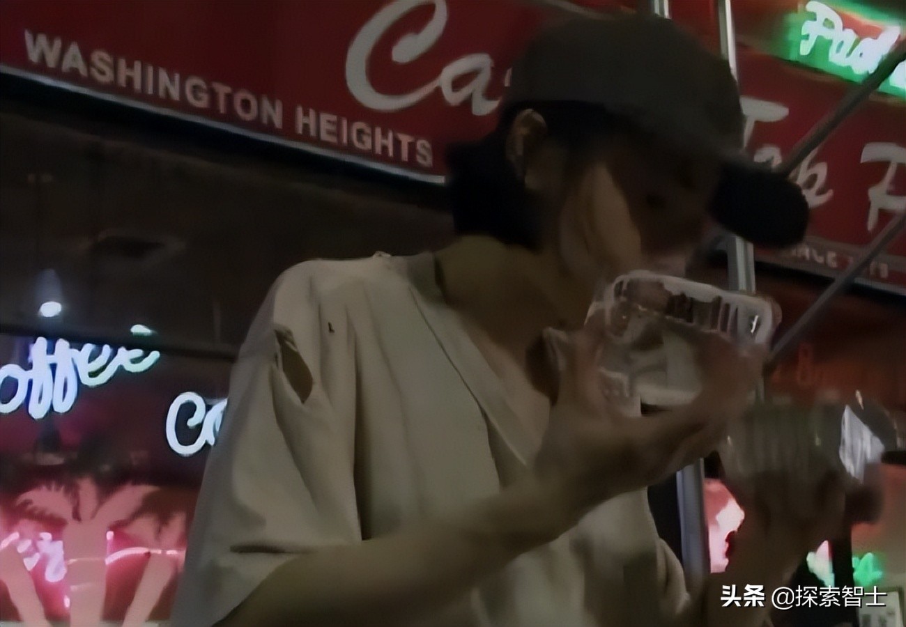 美国女白领20年不买内衣，厕纸晒干重复用，吃的全靠捡，纽约买房