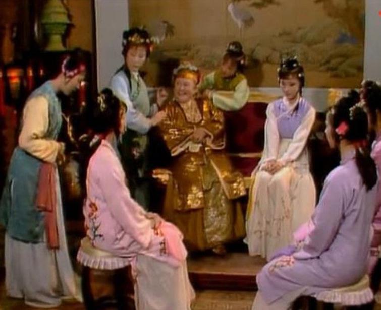 古人衣摆很长，经常拖在地上，他们不怕把衣服弄脏吗？答案很简单