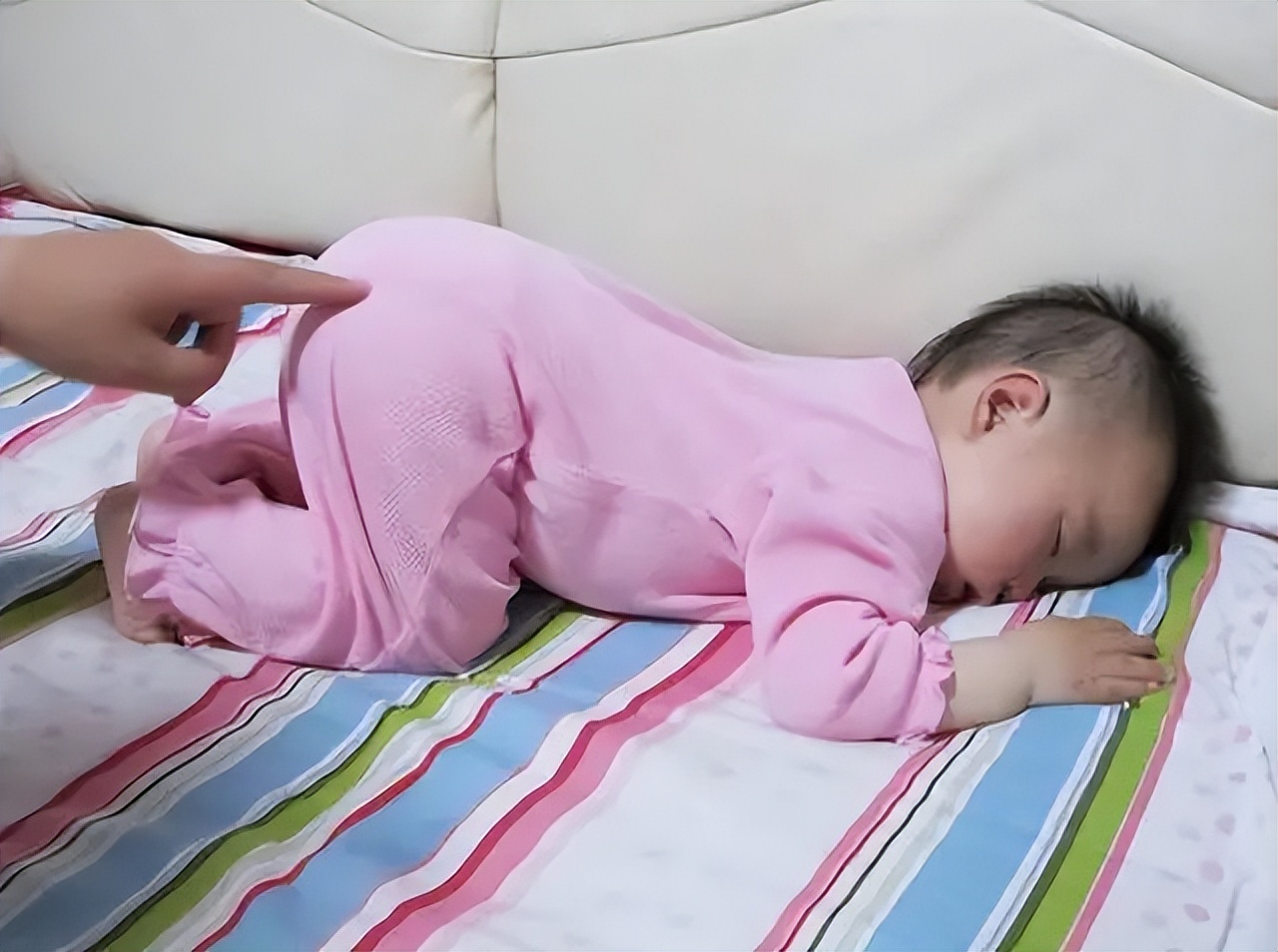 孩子睡觉满床滚怎么回事,孩子睡觉满床滚怎么解决