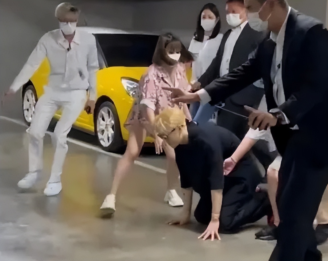 王嘉尔和高个子粉丝合影,王嘉尔为什么和那么多粉丝合影