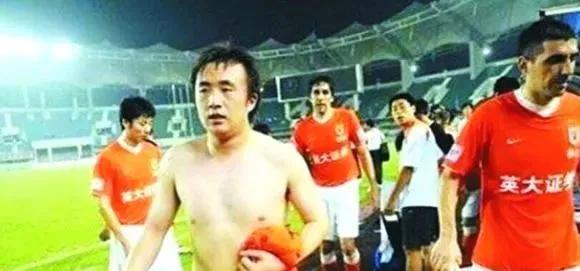 *会两**总局批男足一路下行：民众怒其不争、恨其不行，唯有向死而生