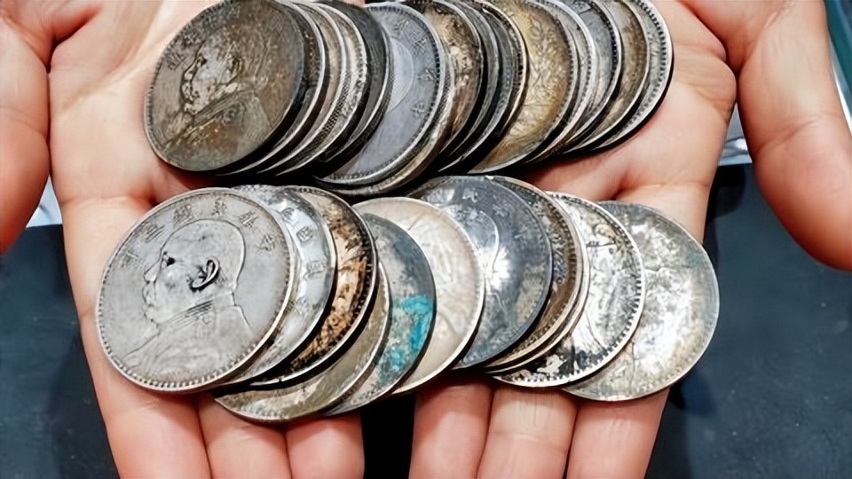 初次见婆婆要一万元见面礼，拿一枚小银币代替，估价能值好几万