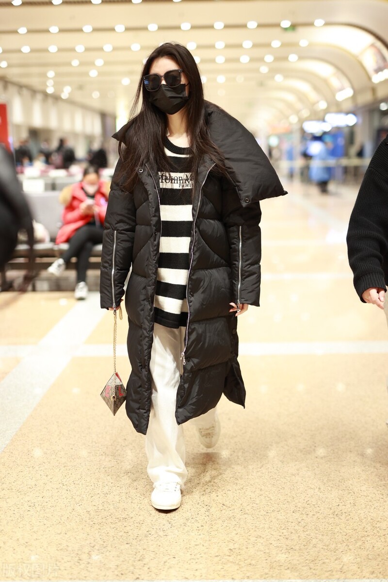 长款黑羽绒服可以搭配白裤子图集,黑色羽绒服搭配白色裤子好看吗