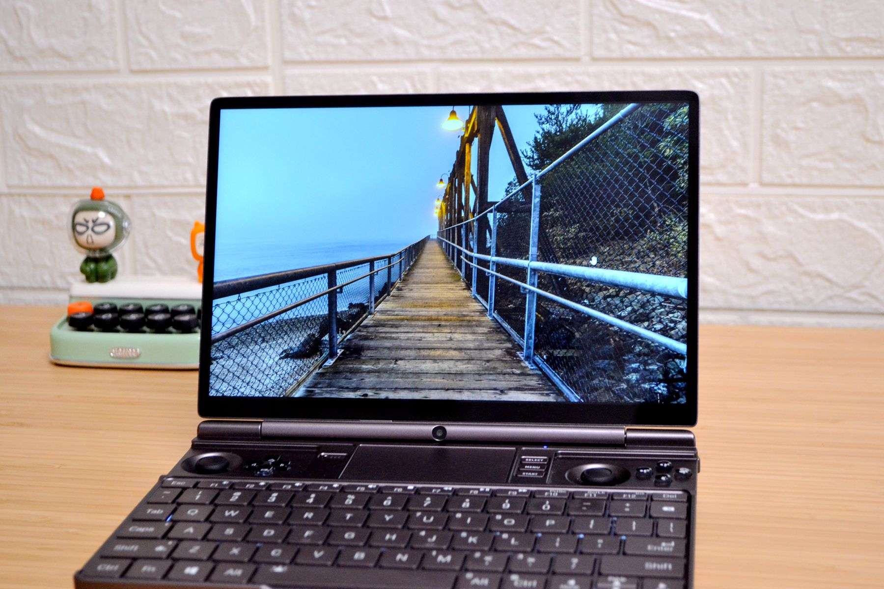 没有独显也能玩3A大作！AMD6800u加持的GPDWINMax2掌机到底有多强