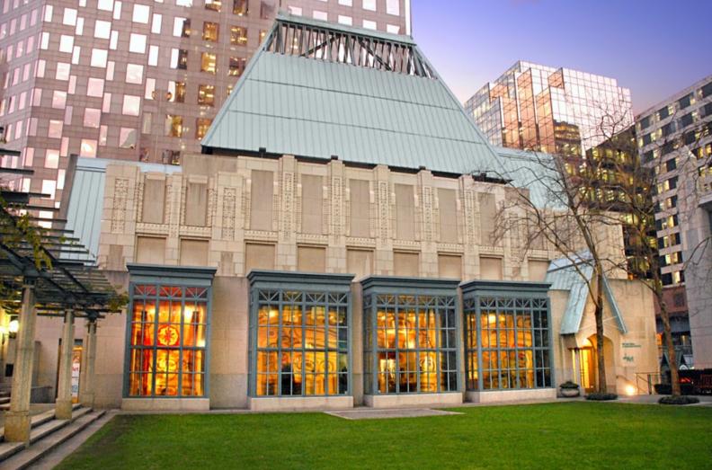 暑假哪里适合旅游买纪念品,去武汉回来带什么纪念品