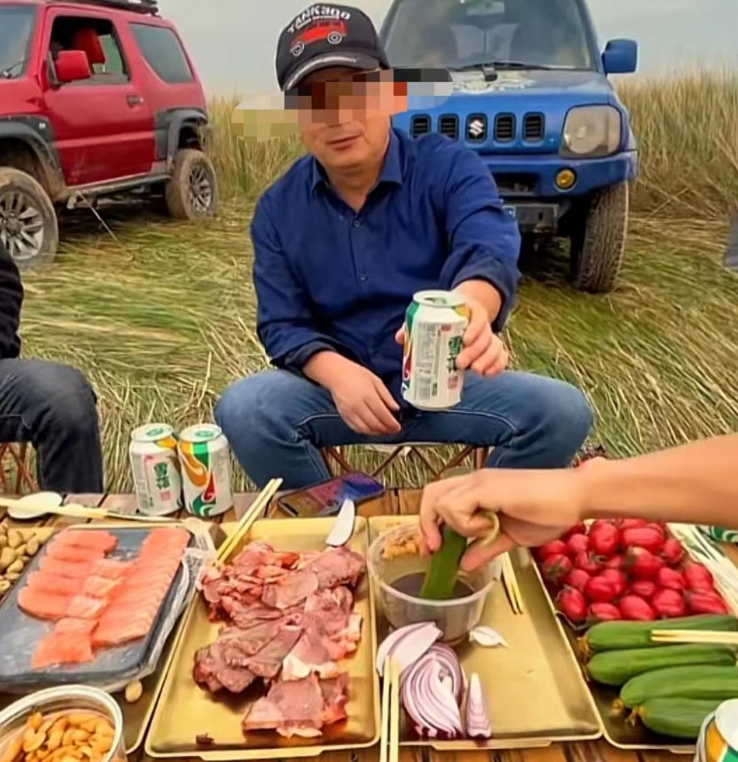 22年郑州5人1狗露营被困22天，靠居民投喂生存，荒野求生结局如何