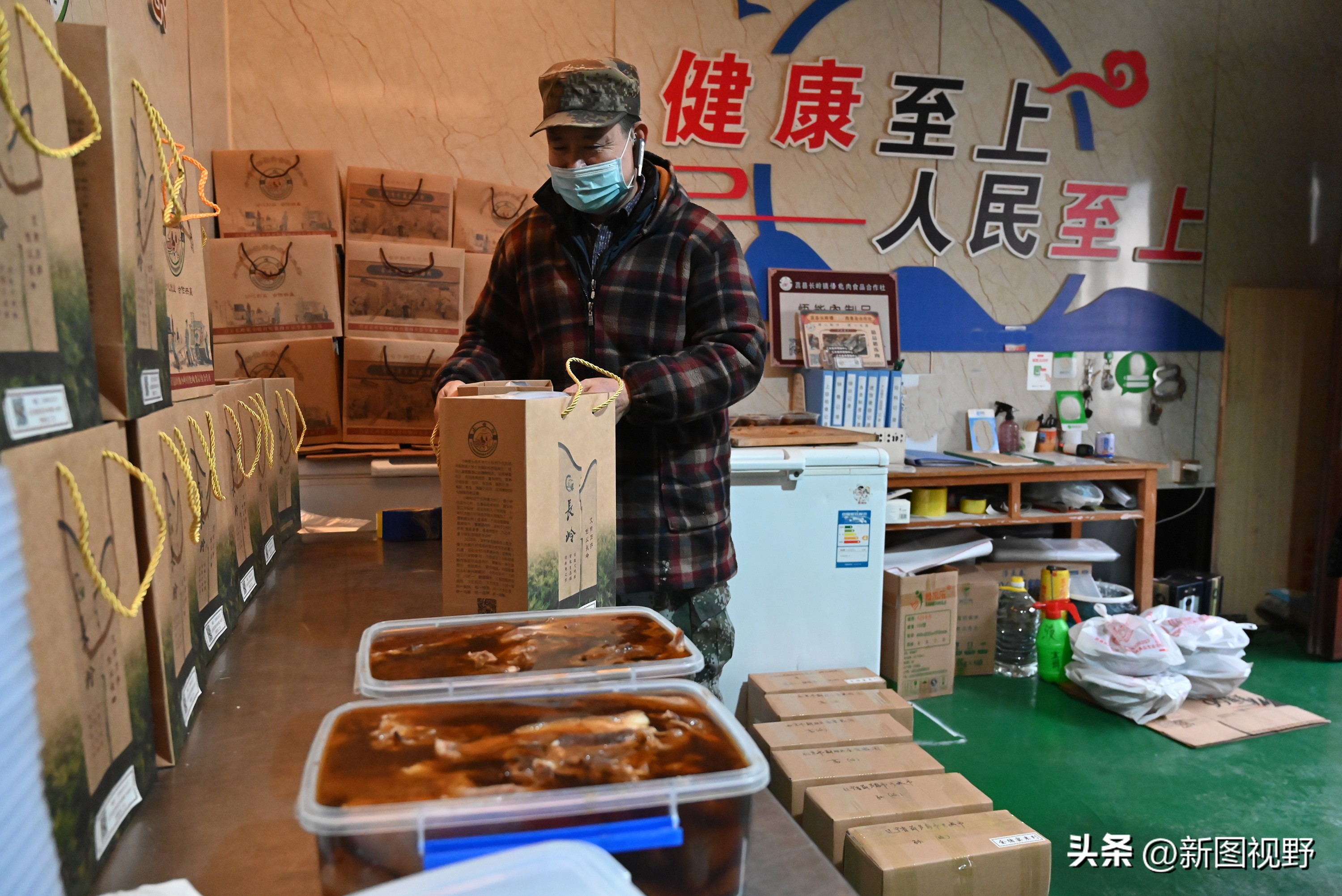 农村夫妻秘制“下酒菜”，4个月卖掉5000多个猪头，进账100多万元