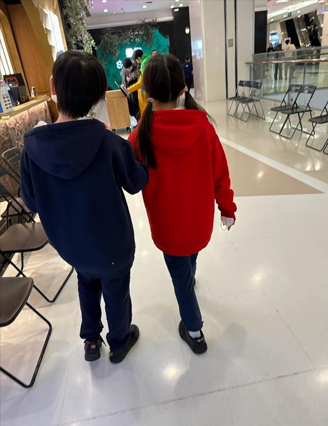 王宝强带儿女与女友冯清出行,王宝强携儿子近照