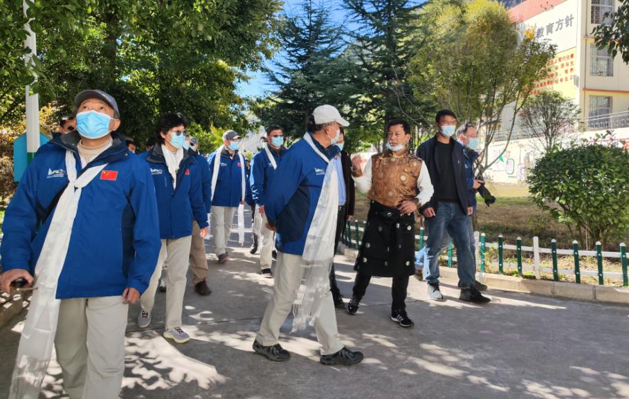 一双足球鞋,足球鞋慈善捐赠